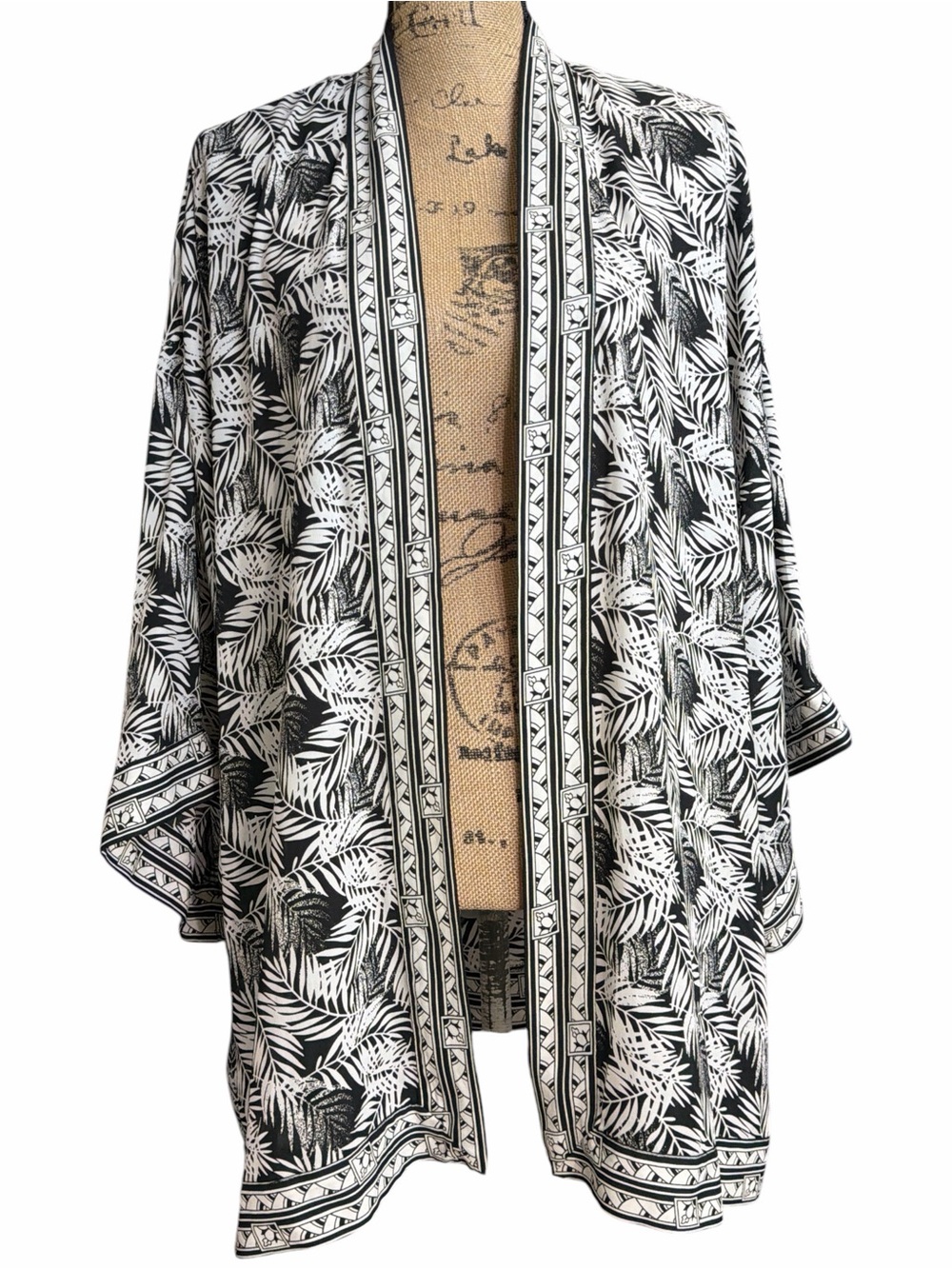 Max Studio Black and White Palm-Print Open Front Kimono. EC. Size 1X